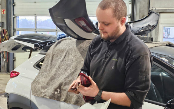 Marco Lins bei der Kompletierung eines Unfallwagens